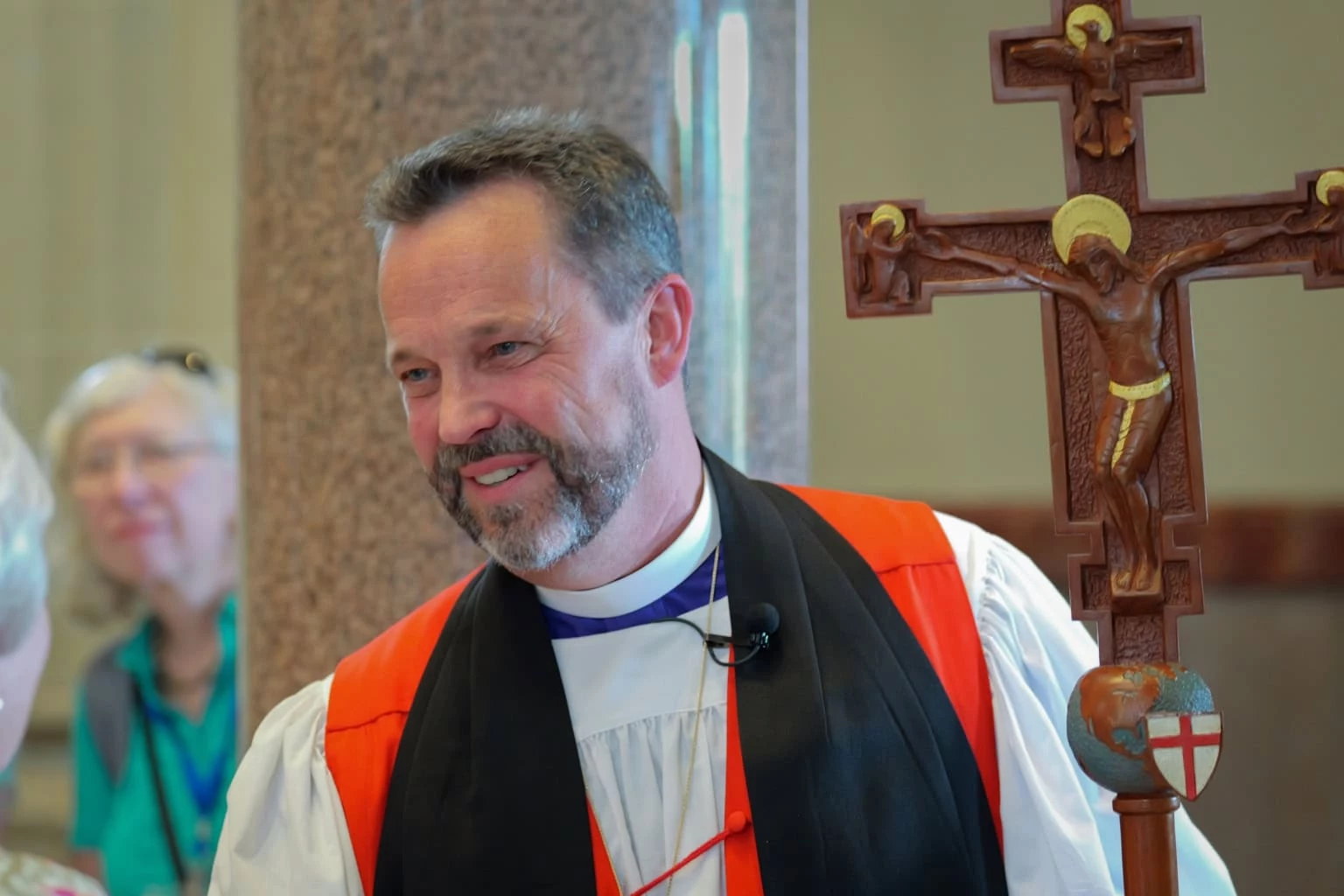 stephen-greets-1004655-1536x1024